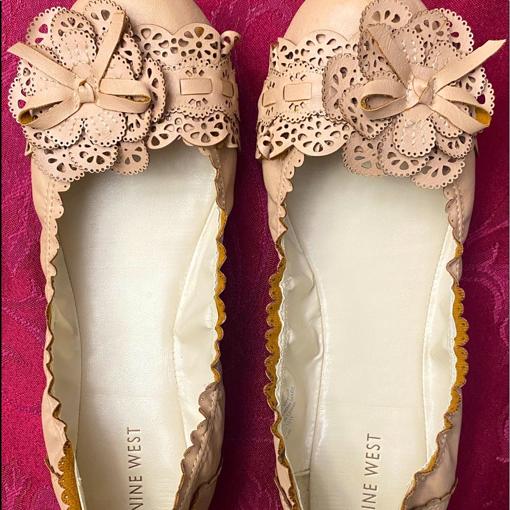 Nine West neutral taupe flats w/ floral detail